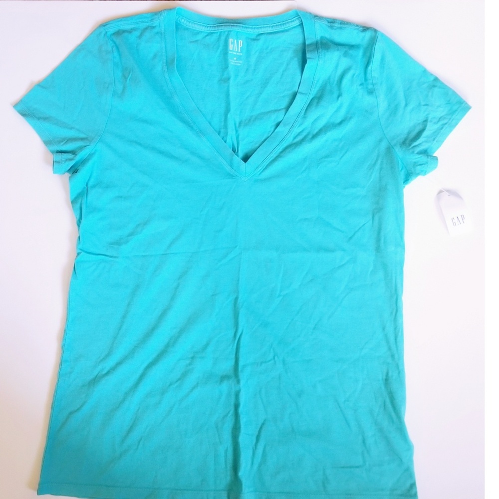 NWT GAP Size Medium V Neck Short Sleeve Tee